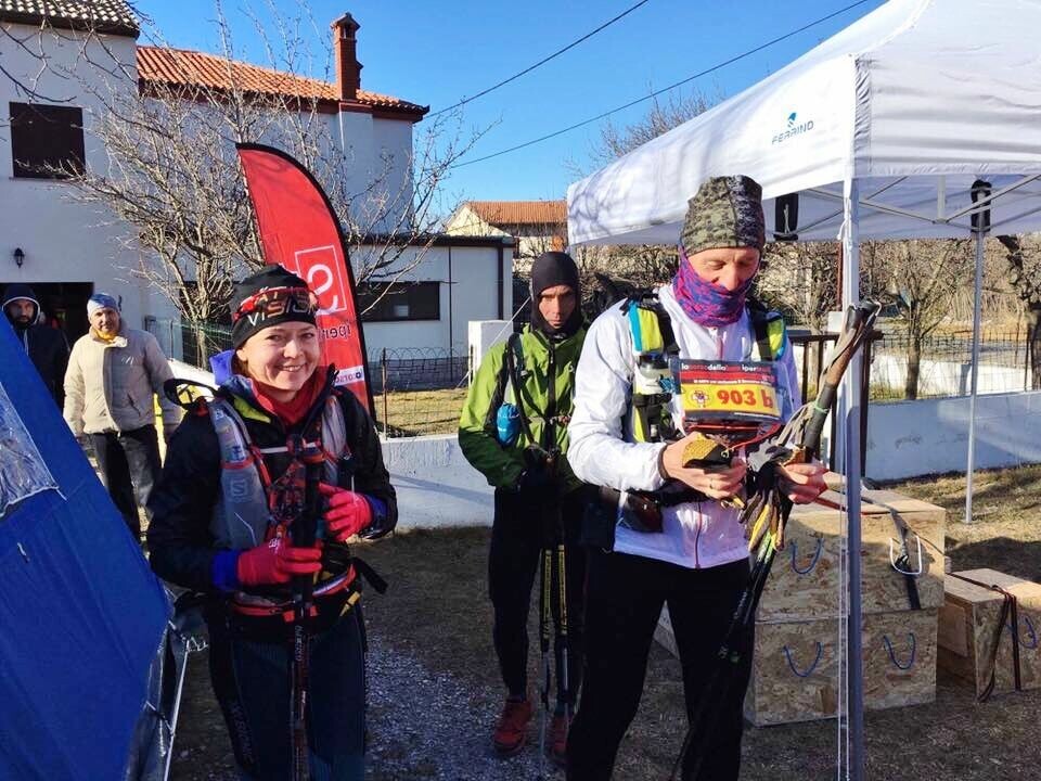 Monica Strand ved et sjekkpunkt samtidig med et italiensk lag i teamklassen. Monica Strand ved et sjekkpunkt samtidig med et italiensk lag i teamklassen.