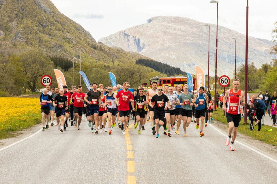 Starten på 10 km der herrevinner Trælnes får luke fra første meter. (Foto: JanePane Photo) Starten på 10 km der herrevinner Trælnes får luke fra første meter. (Foto: JanePane Photo)