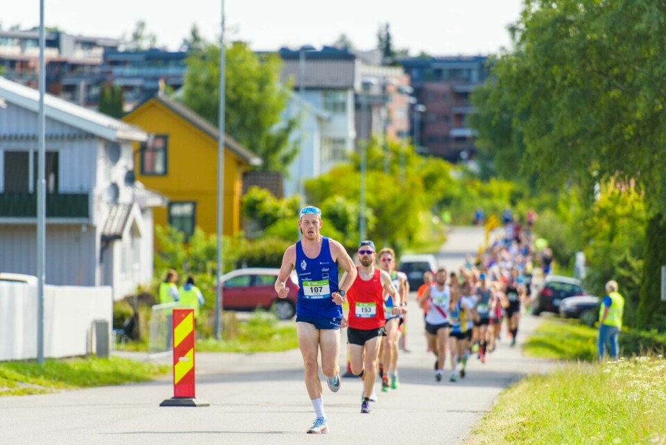 Simen Næss Berge løp solo i 21 km i Hamar lørdag. Her har det gått 500 m etter starten på Koigen. (Foto: EF Sportsfoto) Simen Næss Berge løp solo i 21 km i Hamar lørdag. Her har det gått 500 m etter starten på Koigen. (Foto: EF Sportsfoto)