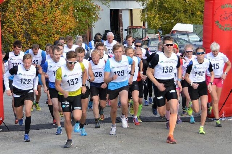 Fra starten for de aktive som la avgårde på 12 km. (Foto: Tor Saghaug) Fra starten for de aktive som la avgårde på 12 km. (Foto: Tor Saghaug)