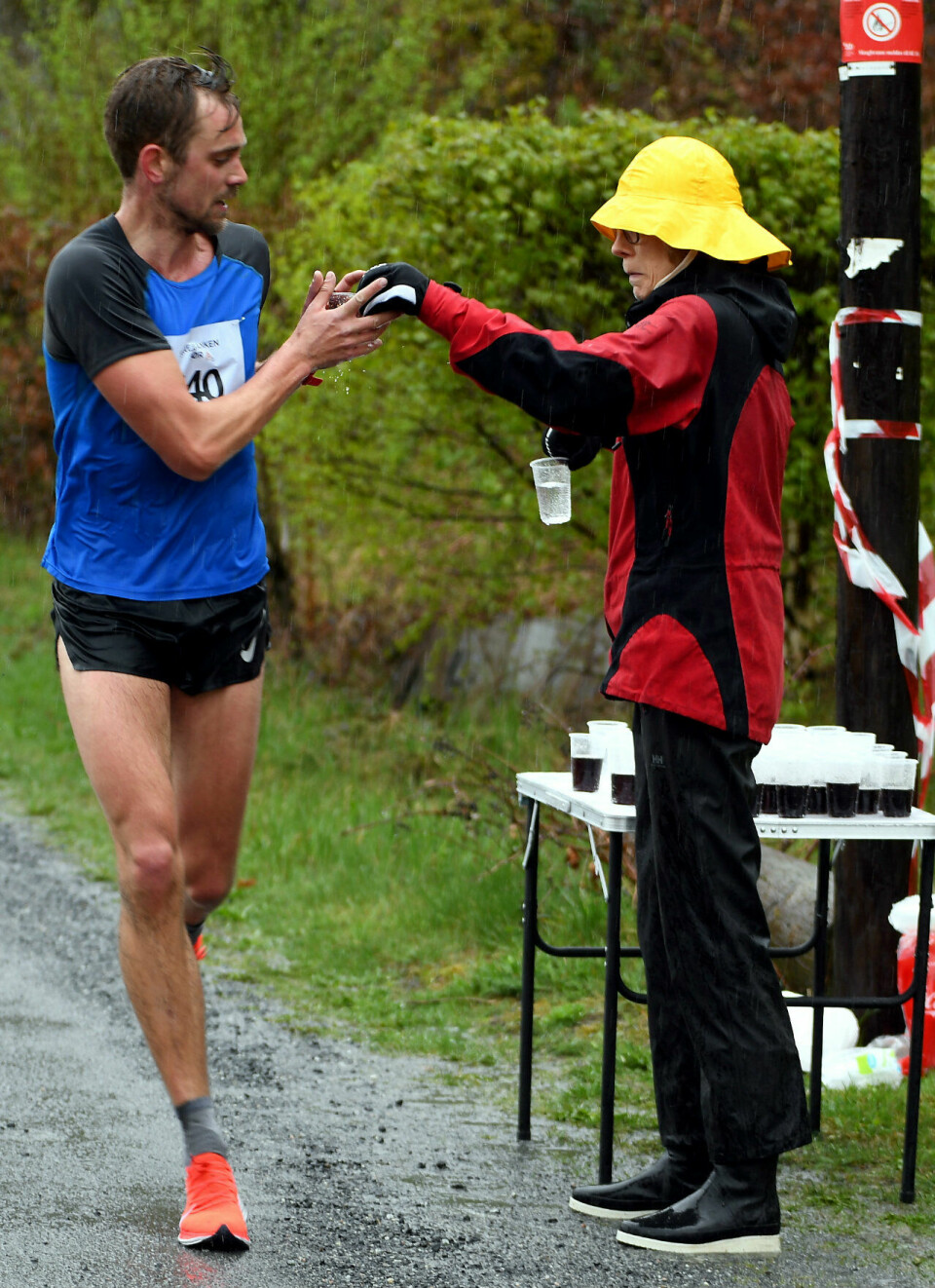 Våt, men deilig Fevik halvmaraton Fevik halvmaraton 5DanielStraumDrikker.jpg