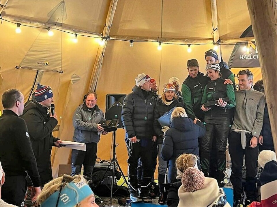 Aktivklinikken på Lillehammer på toppen av pallen i miksplassen sammen med Team Hagen fra Haslum Ski og House of skiers fra Røyken på 2. og 3. plass. (Foto: Privat) Aktivklinikken på Lillehammer på toppen av pallen i miksplassen sammen med Team Hagen fra Haslum Ski og House of skiers fra Røyken på 2. og 3. plass. (Foto: Privat)