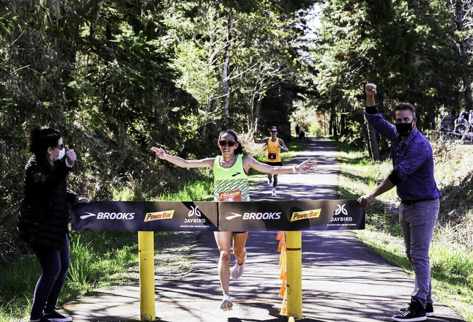 Fartsholder Charlie Lawrence har sluppet henne fram, og Des Linden krysser målstreken som vinner på ny bestetid i verden på 50 km. (Foto: Brooks Running) Fartsholder Charlie Lawrence har sluppet henne fram, og Des Linden krysser målstreken som vinner på ny bestetid i verden på 50 km. (Foto: Brooks Running)