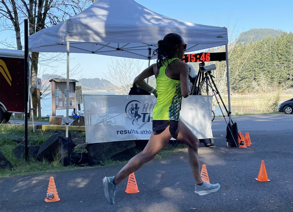 Des Linden sneik seg under 3 timer og satte ny bestetid i verden på 50 km Des_Linden-halvmaratonpassering.jpg