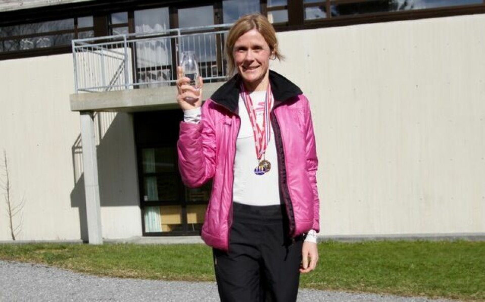 Tonje Brande med deltakermedalje, 5-års medalje og klassevinnerpokal. Vandrepokalen for beste kvinne fikk hun seinere. Foto: Helge Fuglseth Tonje Brande med deltakermedalje, 5-års medalje og klassevinnerpokal. Vandrepokalen for beste kvinne fikk hun seinere. Foto: Helge Fuglseth