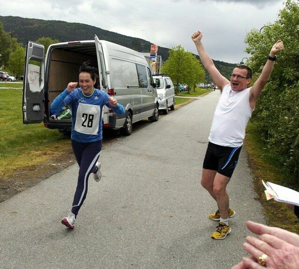 Rekordmange løp Ålesund Maraton Ålesund Maraton 14.05.2011: Anne Berit Støyva Emblem spurter til mål, mens AP-kollega Svein Rune Johannessen jubler over hennes seier på halvmaraton damer.