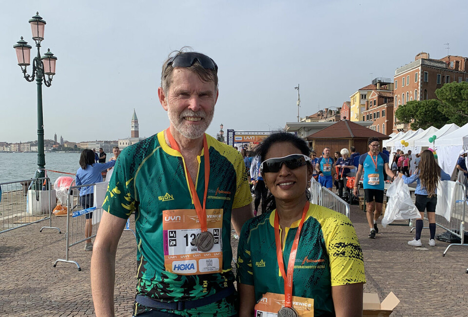 Både Arne Storheim og Mathini Thuraisingam kunne smile bredt etter å ha fullført Venezia Maraton 23. oktober. (Foto: privat) Både Arne Storheim og Mathini Thuraisingam kunne smile bredt etter å ha fullført Venezia Maraton 23. oktober. (Foto: privat)
