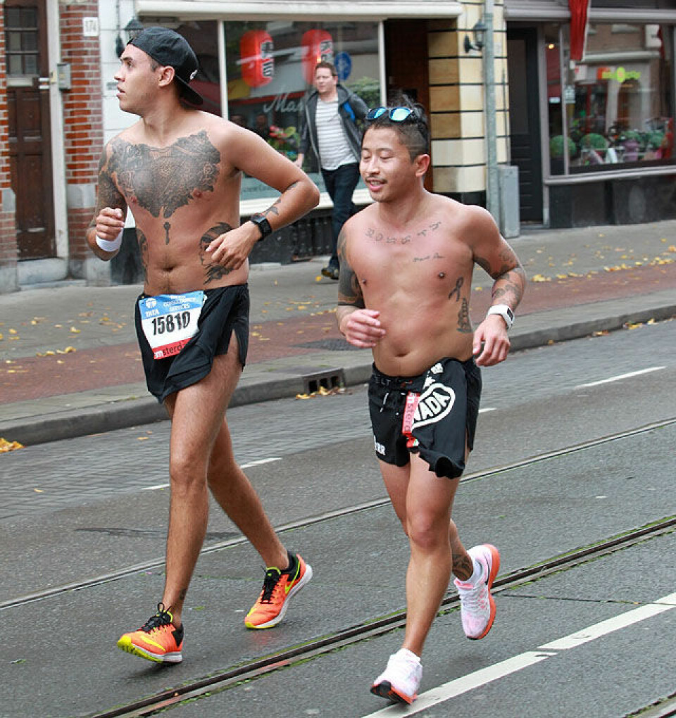 Elise Selvikvåg Molvik ble nr. 9 i Amsterdam Marathon Kastet_klaerne_to_gutter_hel_A20G3332.jpg
