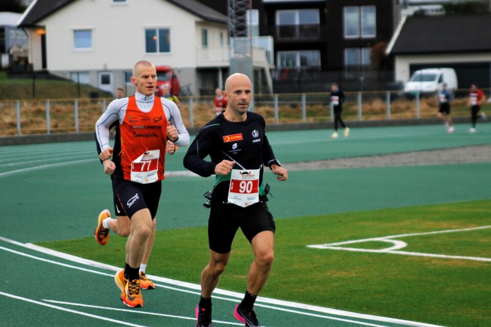 Vinner av maraton Frode Tjelta, Sandnes IL (90) i tet ut fra start foran Sjur Ferkingstad, Spirit Friidrettsklubb som ble tredjemann. (Foto: Turid Veggeland) Vinner av maraton Frode Tjelta, Sandnes IL (90) i tet ut fra start foran Sjur Ferkingstad, Spirit Friidrettsklubb som ble tredjemann. (Foto: Turid Veggeland)
