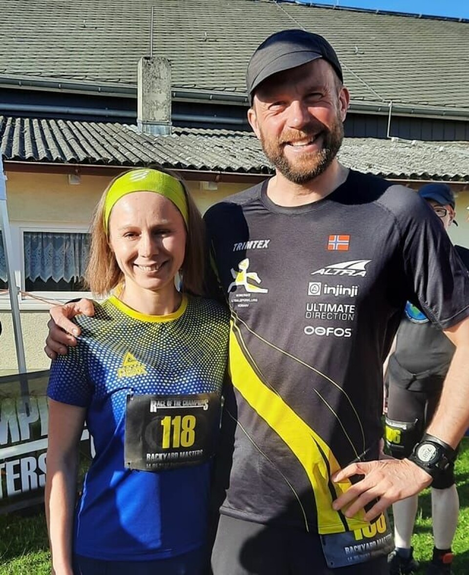 Jon Asphjell satte 'norsk rekord' i Backyard Ultra med 62 timer og 415 kilometer Jon_Asphjell_og_ukrainsk_løper.jpg