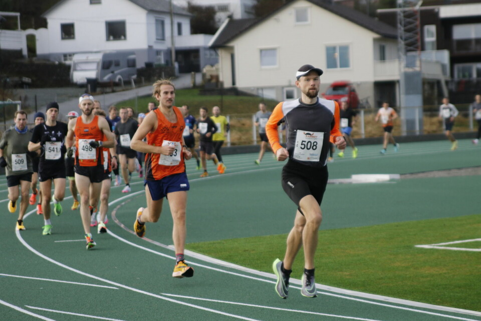 Gode forhold under den 10. utgaven av Karmøy Maraton Tetduo ut fra start på halvmaraton Kristoffer Nordhus og Thomas Asgautsen.jpg