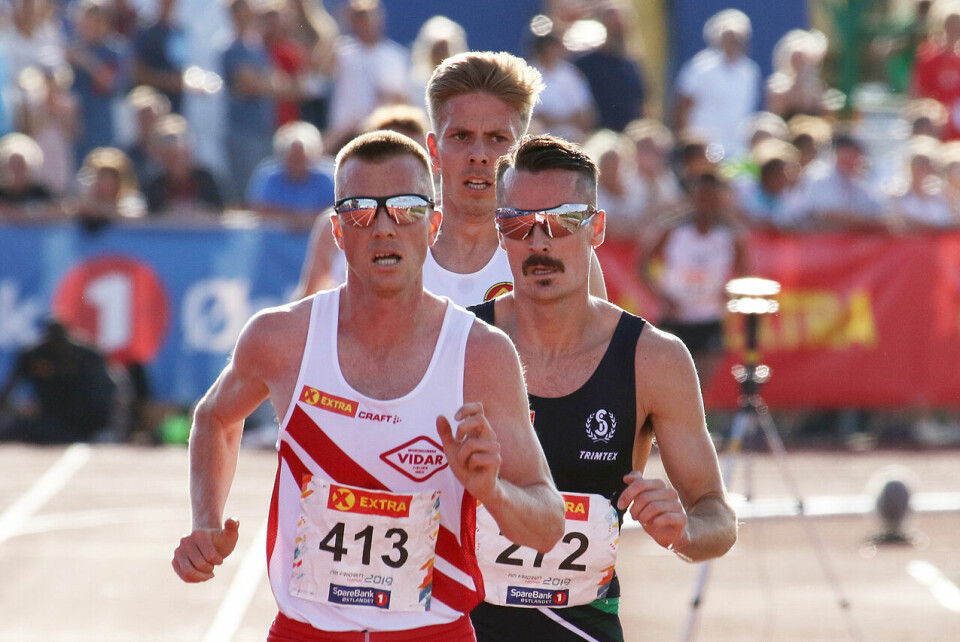 Henrik Ingebrigtsen (t.h.) må nok finne seg i å være favoritt når han møter Sondre Nordstad Moen på 5000 m. Kanskje vil også Per Svela (bak) blande seg inn. Bildet er fra NM på Hamar i fjor der Henrik vant. (Foto: Samuel Hafsahl) Henrik Ingebrigtsen (t.h.) må nok finne seg i å være favoritt når han møter Sondre Nordstad Moen på 5000 m. Kanskje vil også Per Svela (bak) blande seg inn. Bildet er fra NM på Hamar i fjor der Henrik vant. (Foto: Samuel Hafsahl)