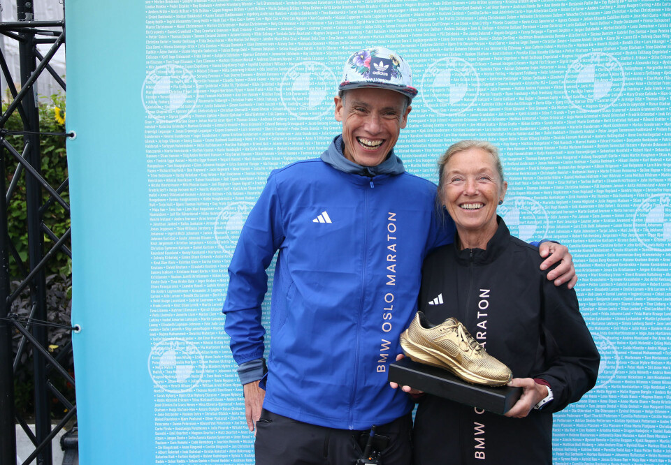 Kondis-president Tim Bennett var den som overrakte Synøve Brox hennes femte gullsko som årets beste norske veteranløper. (Foto: Runar Gilberg) Kondis-president Tim Bennett var den som overrakte Synøve Brox hennes femte gullsko som årets beste norske veteranløper. (Foto: Runar Gilberg)