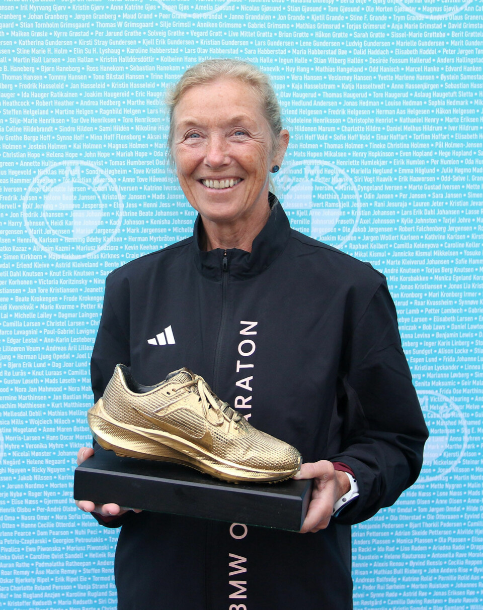 Synøve Brox fikk overrakt Kondis' gullsko under Oslo Maraton Gullsko-Synoeve-Brox-4S7A8428.jpg