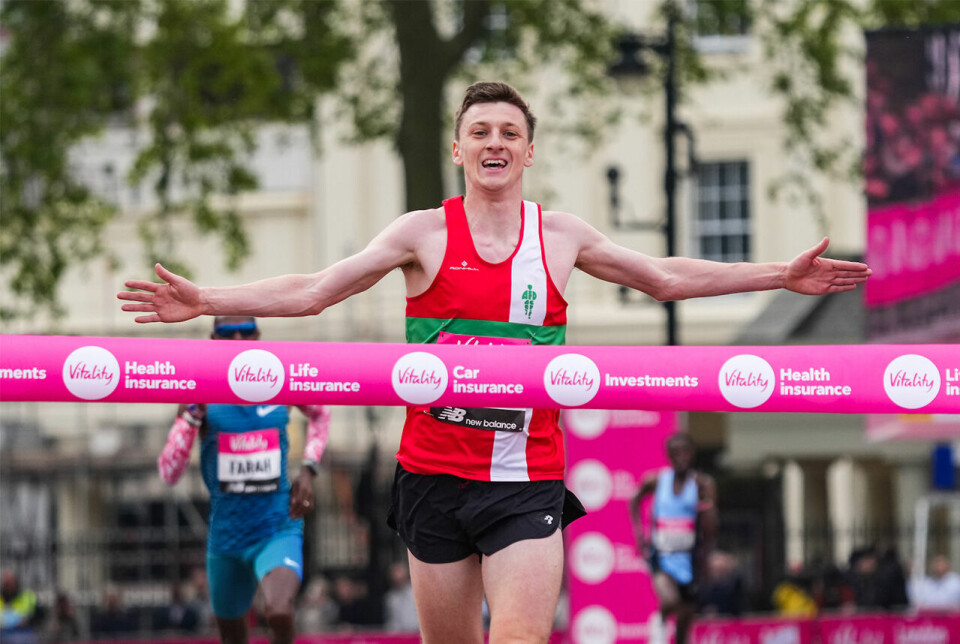 Ellis Cross brukte Mo Farahs eget varemerke - en skikkelig sluttspurt - da han vant det 10 km lange gateløpet i London. (Foto: arrangøren) Ellis Cross brukte Mo Farahs eget varemerke - en skikkelig sluttspurt - da han vant det 10 km lange gateløpet i London. (Foto: arrangøren)