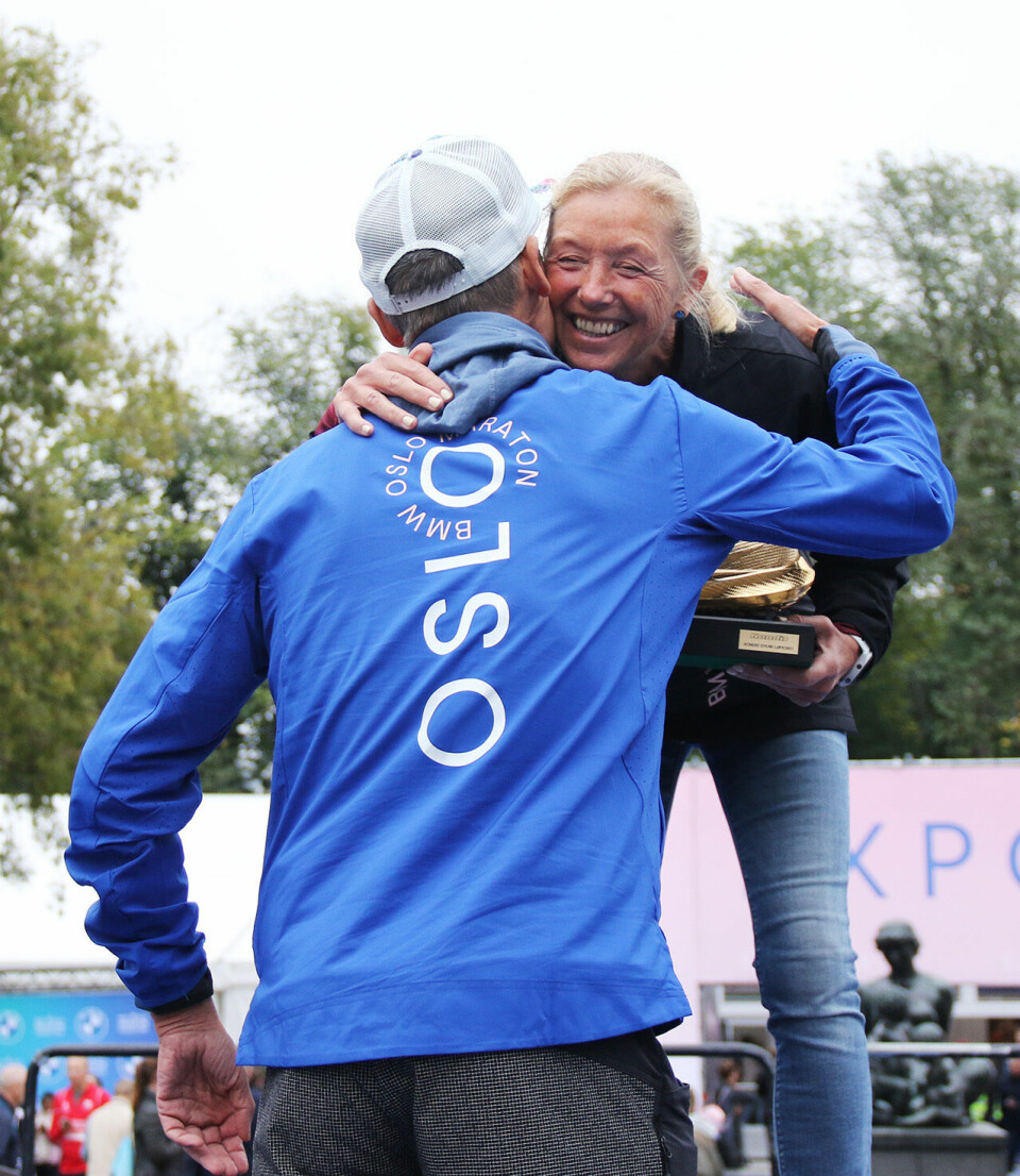 Synøve Brox fikk overrakt Kondis' gullsko under Oslo Maraton Gullskooverrekkelse-pall-Tim-Bennett-og-Synoeve-Brox-4S7A8419.jpg