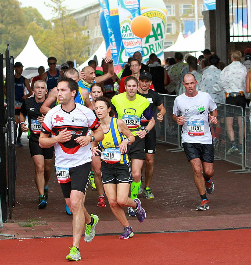 Elise Selvikvåg Molvik ble nr. 9 i Amsterdam Marathon Gjennom_maratonporten_mot_maal_hel_A20G3198.jpg
