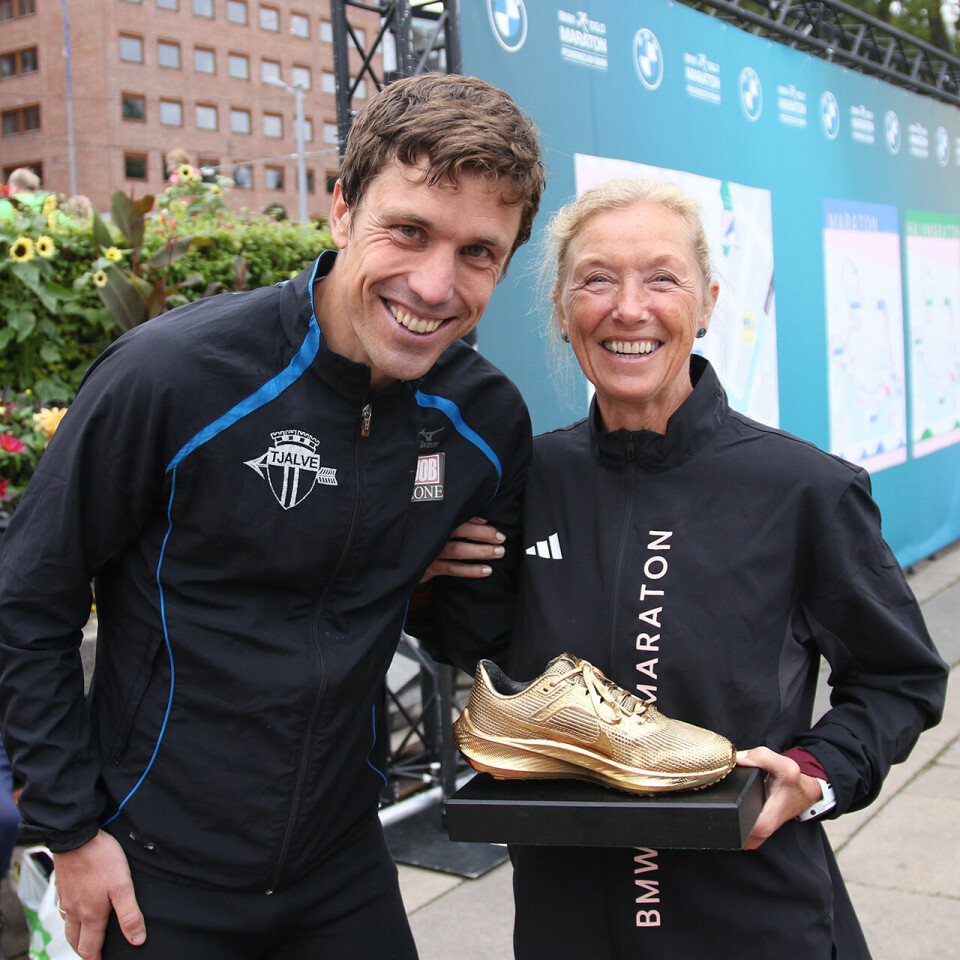 Synøve Brox fikk overrakt Kondis' gullsko under Oslo Maraton Haakon-og-Synoeve-Brox-4S7A8440.jpg