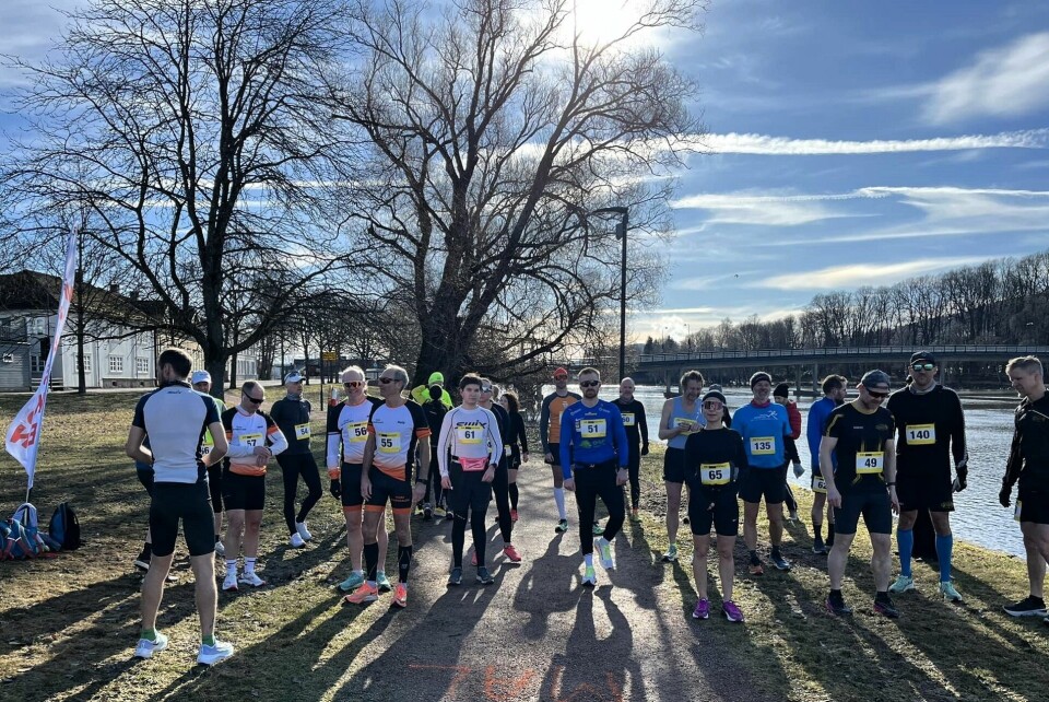 27 maraton- og halvmaratonløpere klare til fellesstart kl 10 på Musøya 2. påskedag. (Foto: Tom-Rune Bertelsen) 27 maraton- og halvmaratonløpere klare til fellesstart kl 10 på Musøya 2. påskedag. (Foto: Tom-Rune Bertelsen)