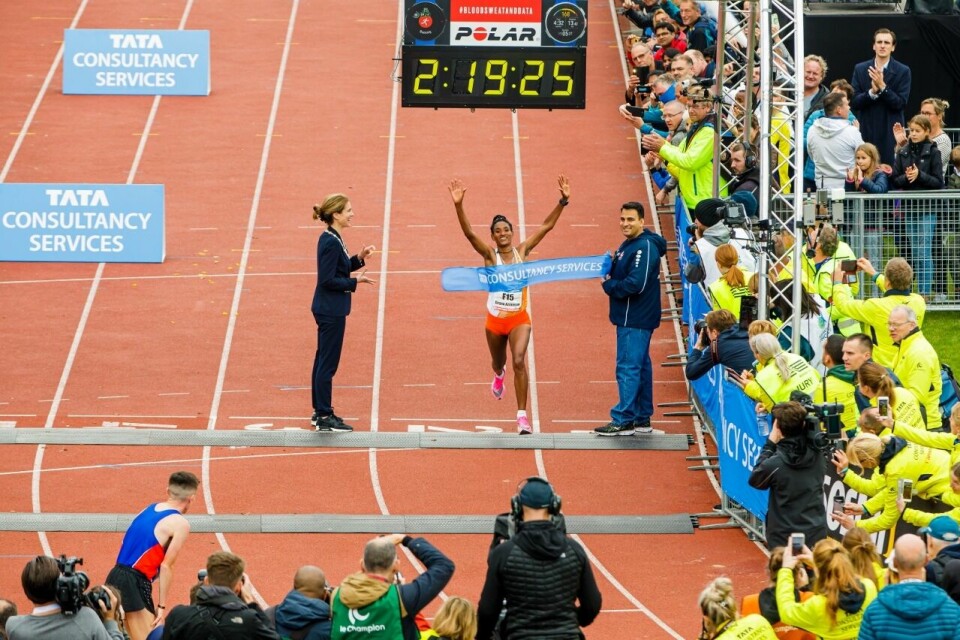 Degitu Azimeraw fra Etiopia debuterte på maraton med seier i Amsterdam. (Foto: TSC Amsterdam Marathon) Degitu Azimeraw fra Etiopia debuterte på maraton med seier i Amsterdam. (Foto: TSC Amsterdam Marathon)