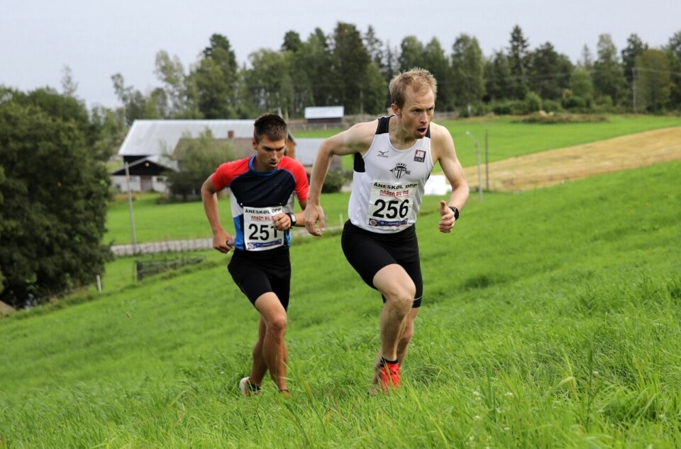 Øivind Heiberg Sundby foran Geir Steig i bakkene opp fra Mjøsa. (Foto: Bjørn Hytjanstorp) Øivind Heiberg Sundby foran Geir Steig i bakkene opp fra Mjøsa. (Foto: Bjørn Hytjanstorp)