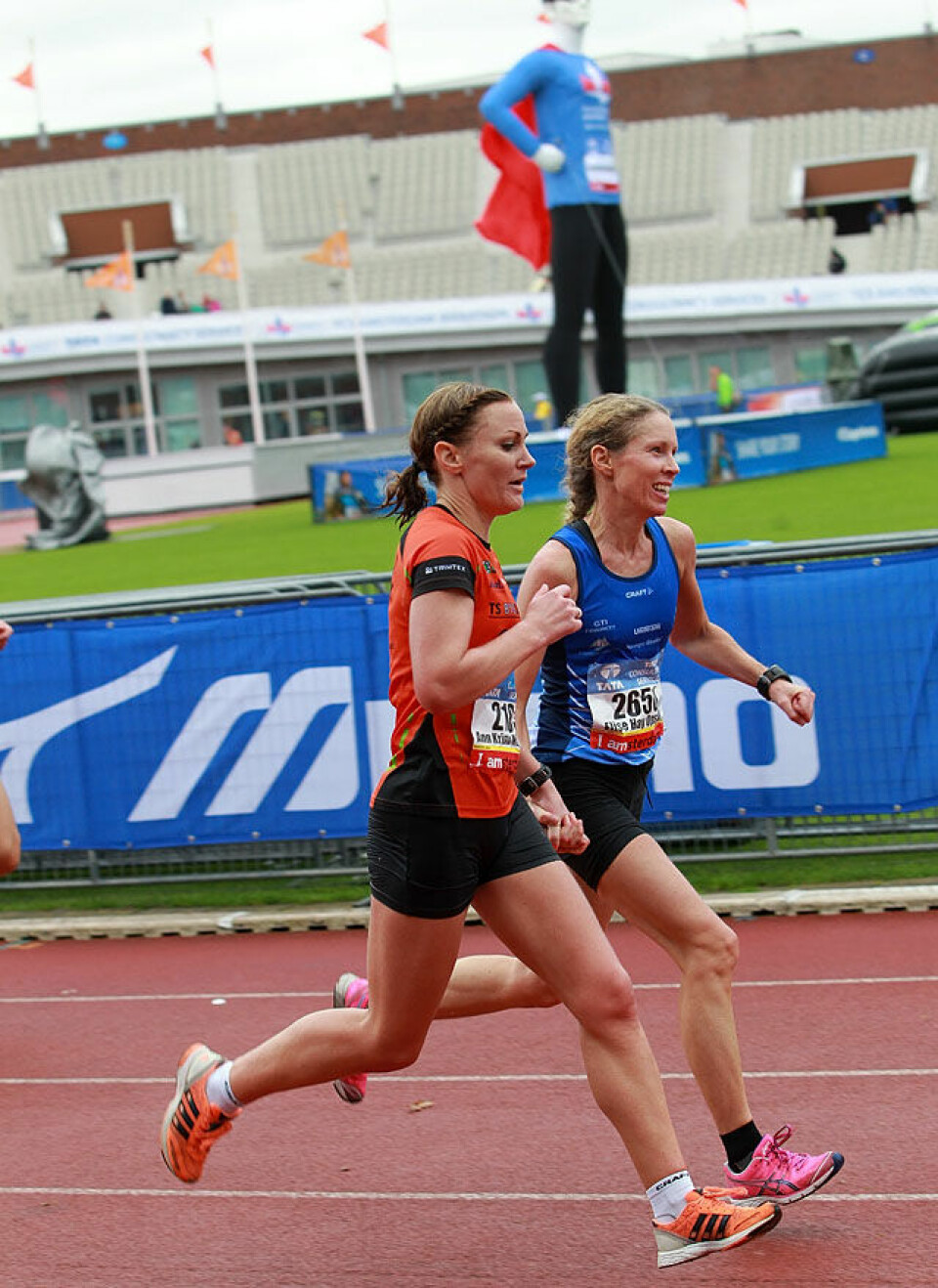 Elise Selvikvåg Molvik ble nr. 9 i Amsterdam Marathon Mosbrond_Hay_haand_i_haand_A20G3128.jpg