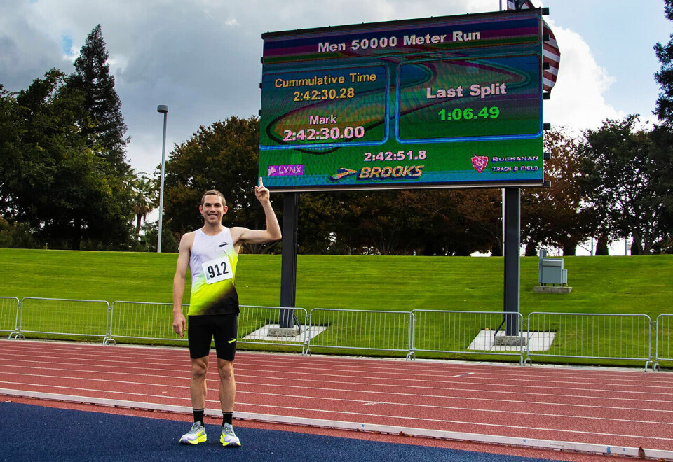 Etter å ha tilbakelagt 125 runder rundt banen kan CJ Albertson konstatere at han har løpt fortere på 50 km enn det noen før har gjort. (Foto: Calvis Community College CA) Etter å ha tilbakelagt 125 runder rundt banen kan CJ Albertson konstatere at han har løpt fortere på 50 km enn det noen før har gjort. (Foto: Calvis Community College CA)