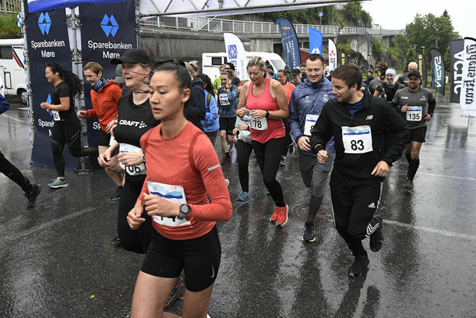 13-åring imponerte i havmaraton med suksess Havmaraton-damer.jpg