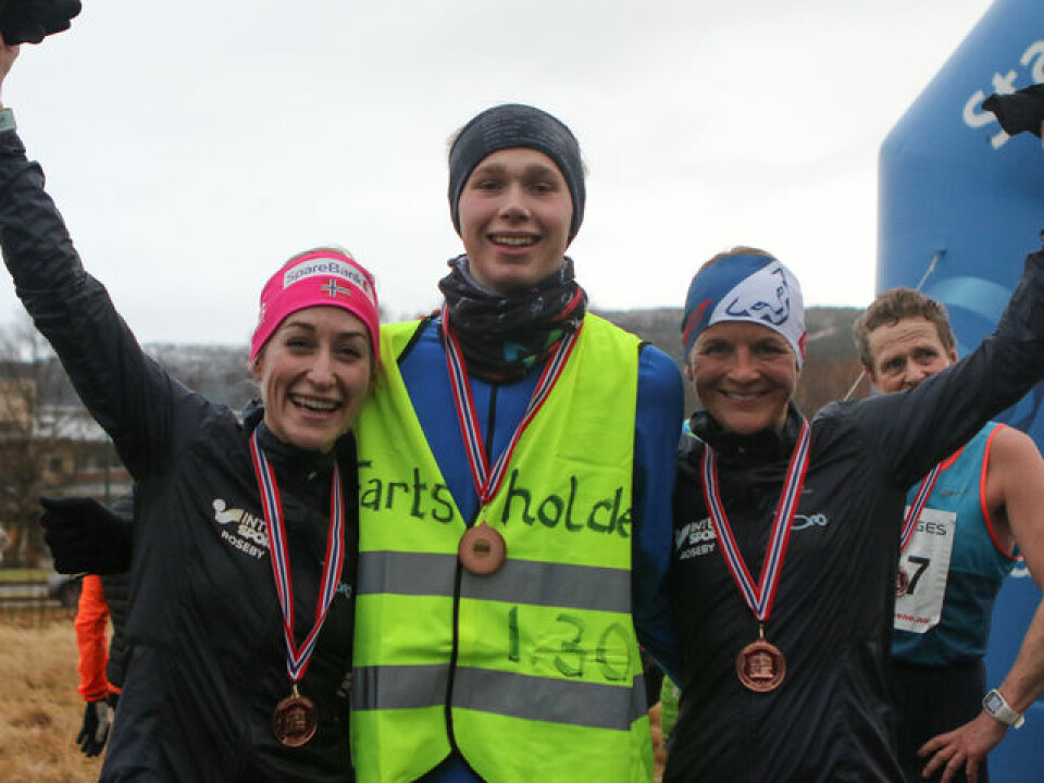 Solid deltakerrekord i Ålesund Nyttårsmaraton Moldedamer_halv_med_Haakon_Stavik.jpg