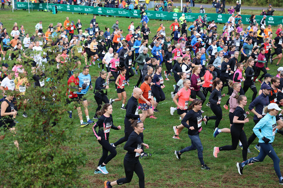 Tom Erling Kårbø og Senay Fissehatsion høyt oppe i Lidingöloppet 15-km-start-pulje-2.JPG
