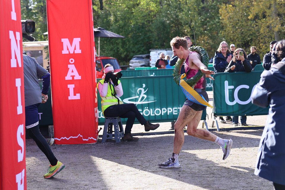 Tom Erling Kårbø og Senay Fissehatsion høyt oppe i Lidingöloppet jonas-glans-vinner.JPG