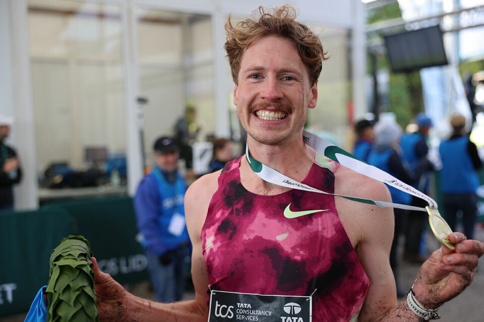 Tom Erling Kårbø og Senay Fissehatsion høyt oppe i Lidingöloppet jonas-glans-med-medalje.JPG