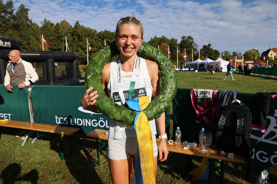 Tom Erling Kårbø og Senay Fissehatsion høyt oppe i Lidingöloppet overlegen-dansk-jente.JPG