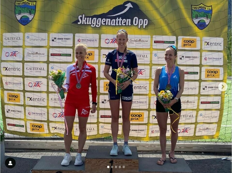 Premiepallen kvinner for Skuggenatten Opp, årets NM i motbakkeløp: Kristin Waaktaar Opland, Karoline Simpson-Larsen og Anita Iversen Lilleskare. (Foto: #teamelonvest) Premiepallen kvinner for Skuggenatten Opp, årets NM i motbakkeløp: Kristin Waaktaar Opland, Karoline Simpson-Larsen og Anita Iversen Lilleskare. (Foto: #teamelonvest)