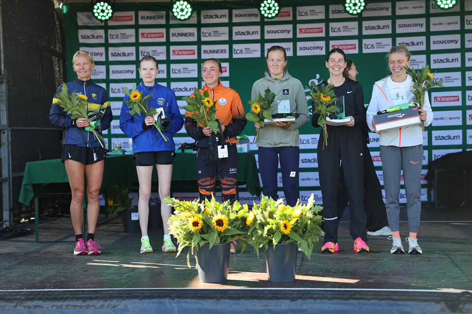 Tom Erling Kårbø og Senay Fissehatsion høyt oppe i Lidingöloppet 6-beste-kvinner.JPG