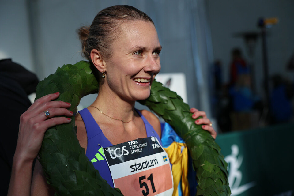 Tom Erling Kårbø og Senay Fissehatsion høyt oppe i Lidingöloppet carolina-med-kransen.JPG