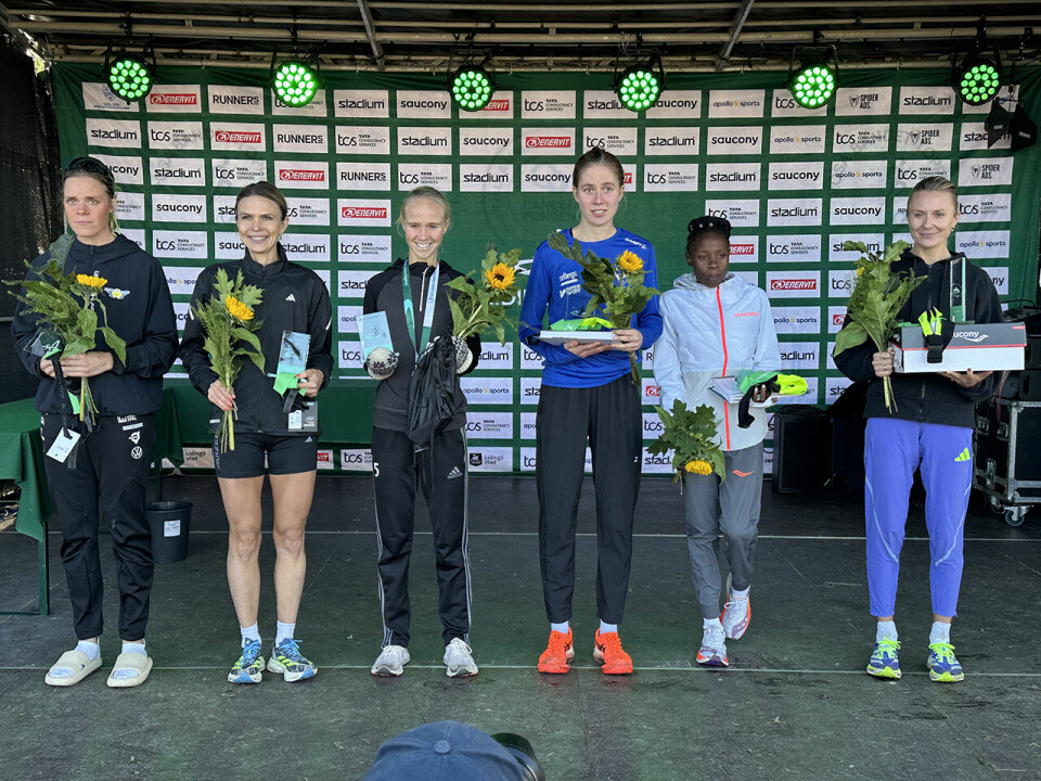 Tom Erling Kårbø og Senay Fissehatsion høyt oppe i Lidingöloppet 6-beste-kvinner.JPG