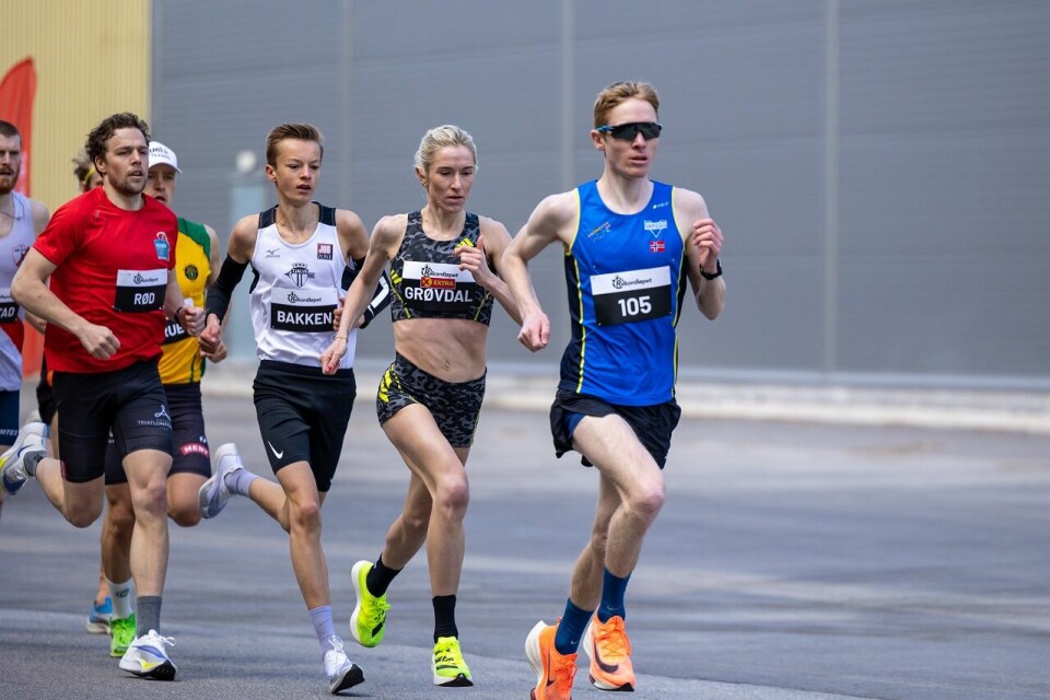 Karoline Bjerkeli Grøvdal under v-rekorden på 5 km gateløp Færø Grøvdal Bakken.jpg