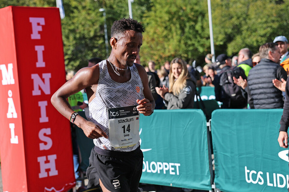 Tom Erling Kårbø og Senay Fissehatsion høyt oppe i Lidingöloppet senay-i-maal.JPG