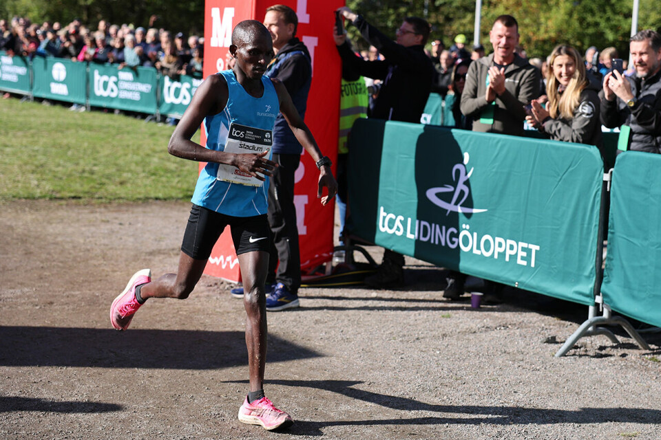 Tom Erling Kårbø og Senay Fissehatsion høyt oppe i Lidingöloppet nr-2-menn.JPG