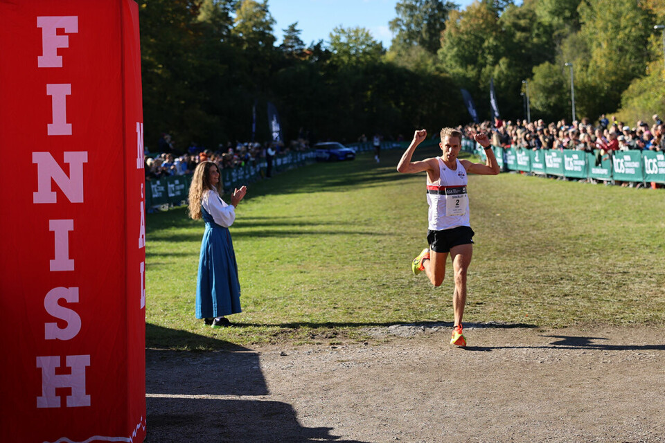 Tom Erling Kårbø og Senay Fissehatsion høyt oppe i Lidingöloppet nr-3-menn.JPG