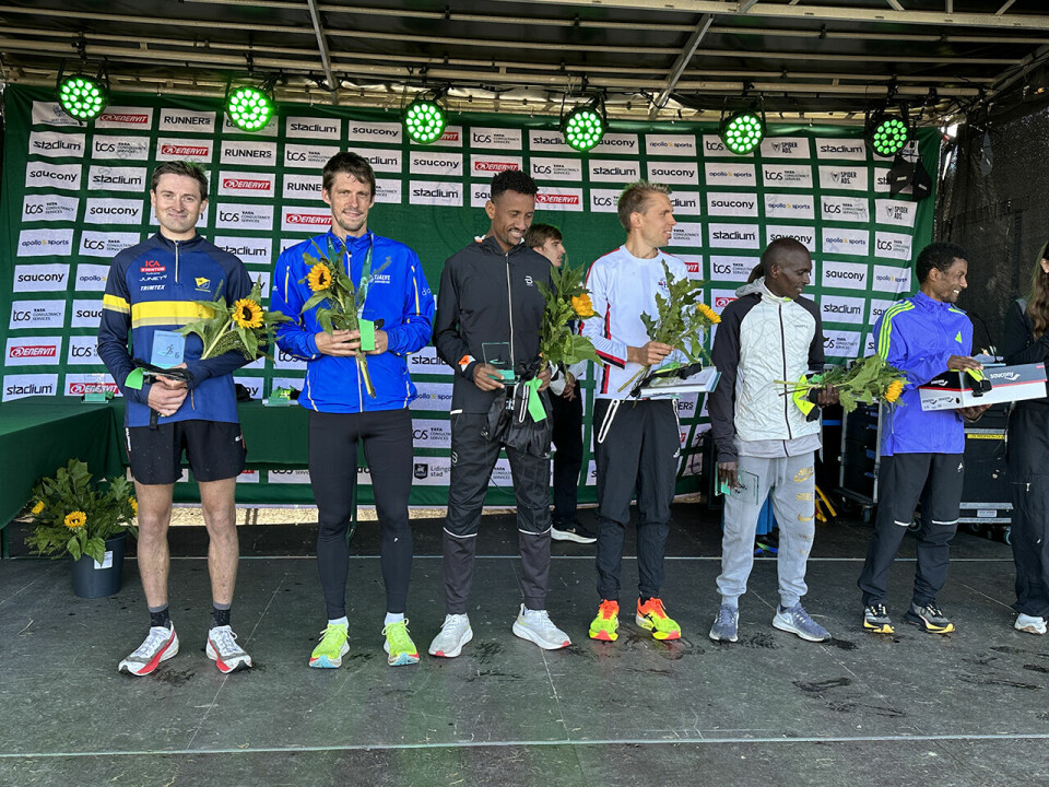 Tom Erling Kårbø og Senay Fissehatsion høyt oppe i Lidingöloppet 6-beste-menn.JPG