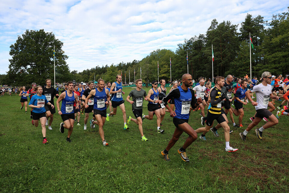 Tom Erling Kårbø og Senay Fissehatsion høyt oppe i Lidingöloppet 15-km-start-pulje 1-2.JPG