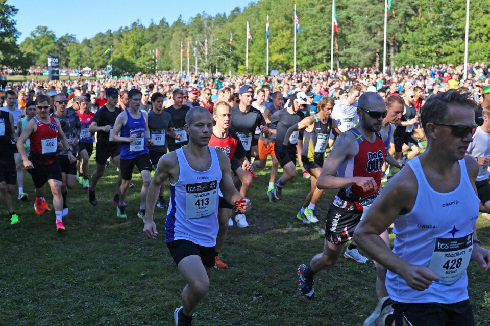Tom Erling Kårbø og Senay Fissehatsion høyt oppe i Lidingöloppet 30-km-start-pulje-1.jpg