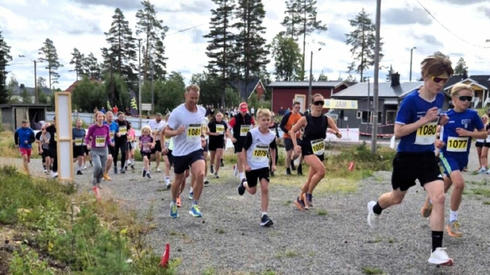 Ungdommer var raskest ut fra start - og i mål på 6,5 km. (Foto: Østby IL) Fra starten på 6,5 km som hadde god alderspredning. (Foto: Østby IL)