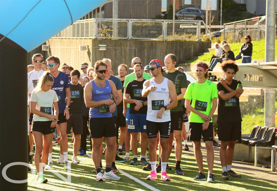 Det var en både sommerlig og gemyttlig stemning ved startstreken da deltakerne i Sandnes Halvmaraton la puljevis av gårde. (Foto: Movon) Det var en både sommerlig og gemyttlig stemning ved startstreken da deltakerne i Sandnes Halvmaraton la puljevis av gårde. (Foto: Movon)
