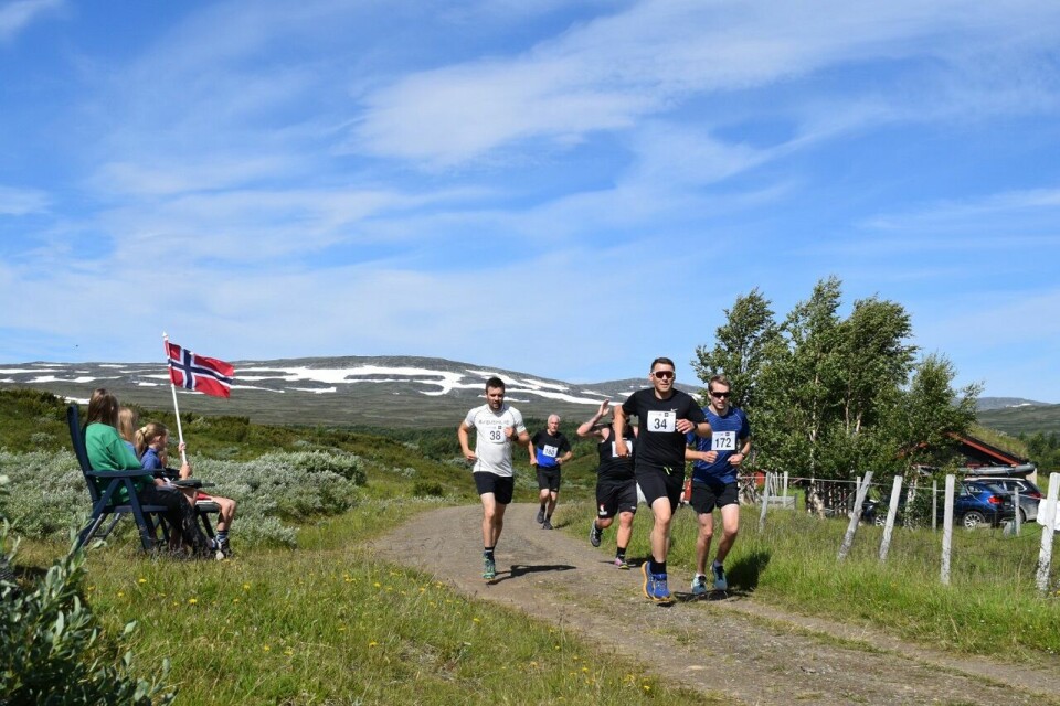 Vegard Sivertsgård og Ingrid Lorvik raskest Riasten rundt Sn¢ i fjellet.jpg