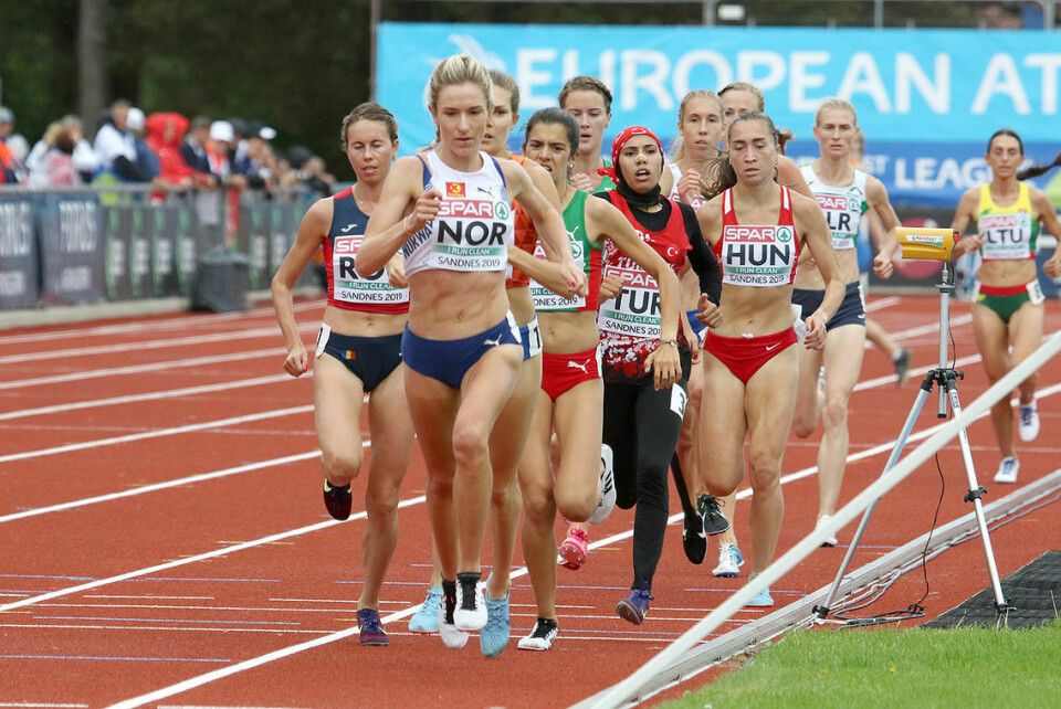 Breaking 4 – den magiske grensa på 1500 m under lupen Karoline Bjerkeli Grøvdal hadde ingen problemer med å sikre seieren på 3000 meter i Lag-EM's 1. divisjon. Her har hun gått opp i tet etter 2000 meter.(Foto: Arne Dag Myking)