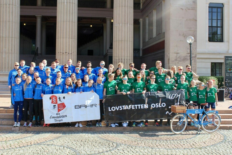 Begge lagene samlet på Universitetsplassen i Oslo før start. (Foto: Oda Ramsland) Begge lagene samlet på Universitetsplassen i Oslo før start. (Foto: Oda Ramsland)
