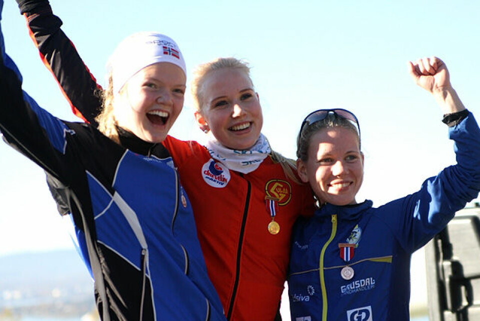 Gull til Kristin Størmer Steira og Henrik Ingebrigtsen i NM terreng Pallen_jenter_junior_IMG_0489.jpg